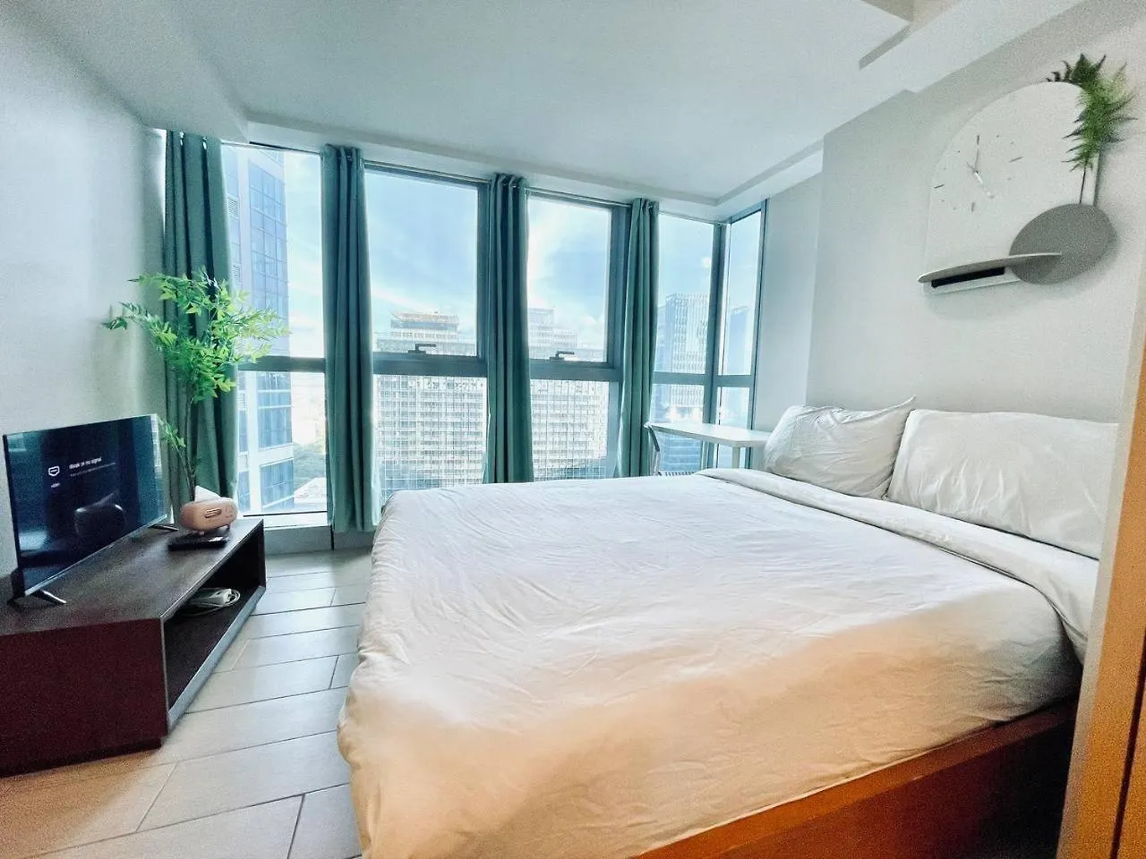 Thompson Suites - 2 Beds, Uptown Parksuites Tower 1 25F Manila